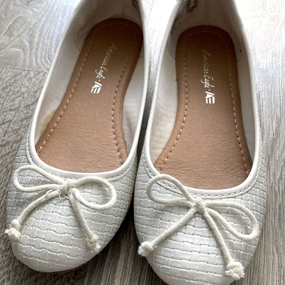 White shoes ballet style w/ bow - Picture 3 of 7